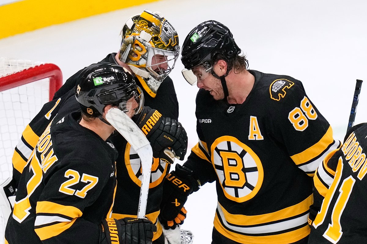Watch this scary moment for Bruins goalie Jeremy Swayman