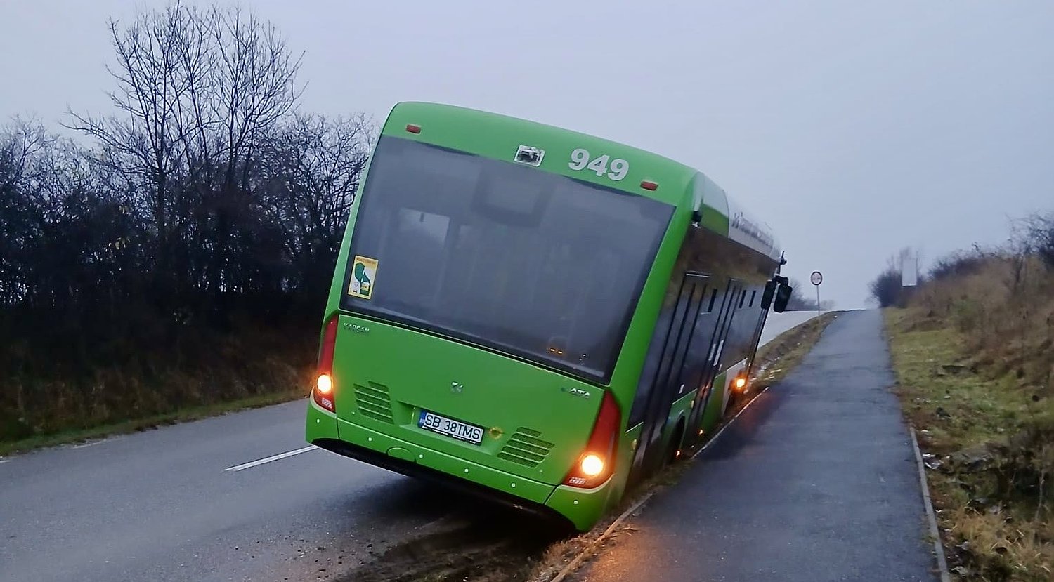 Incident cu un autobuz din Zona Metropolitană. A derapat și a ajuns în șanț la Cisnădie / foto video