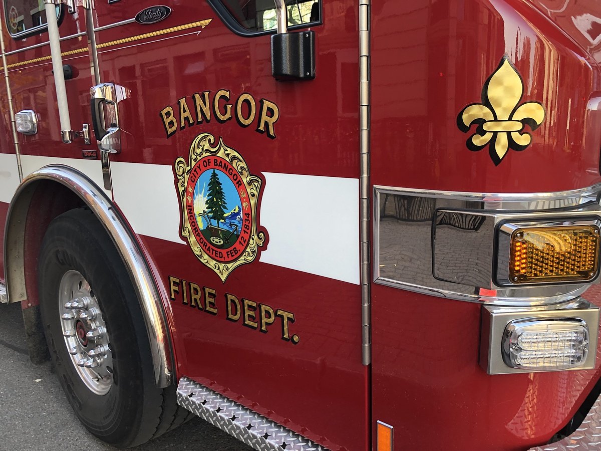 Fire displaces up to 30 at Bangor apartment complex
