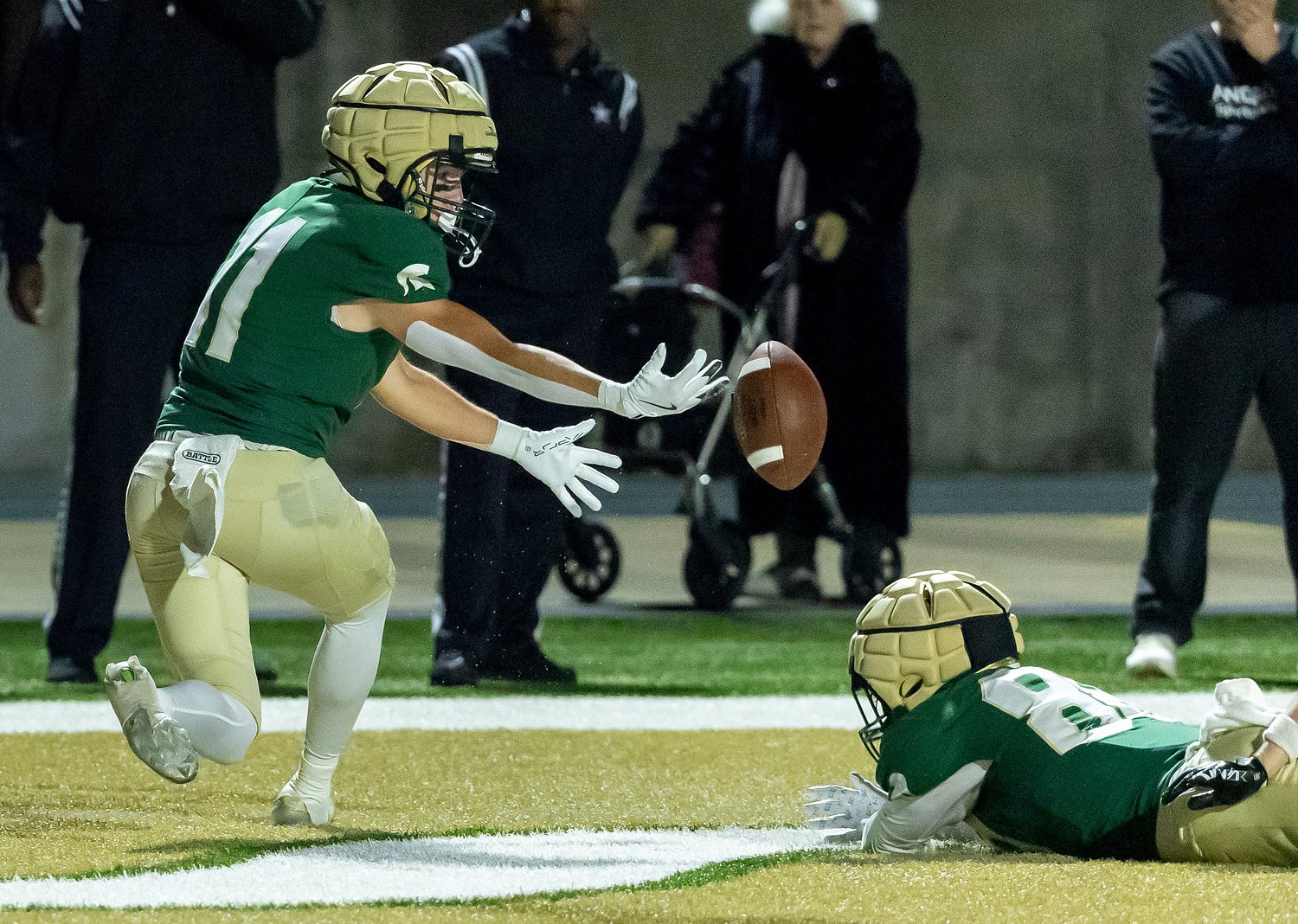 Pelham’s Dylan Smith hits Marcus Arnold with late TD pass to edge Mountain Brook