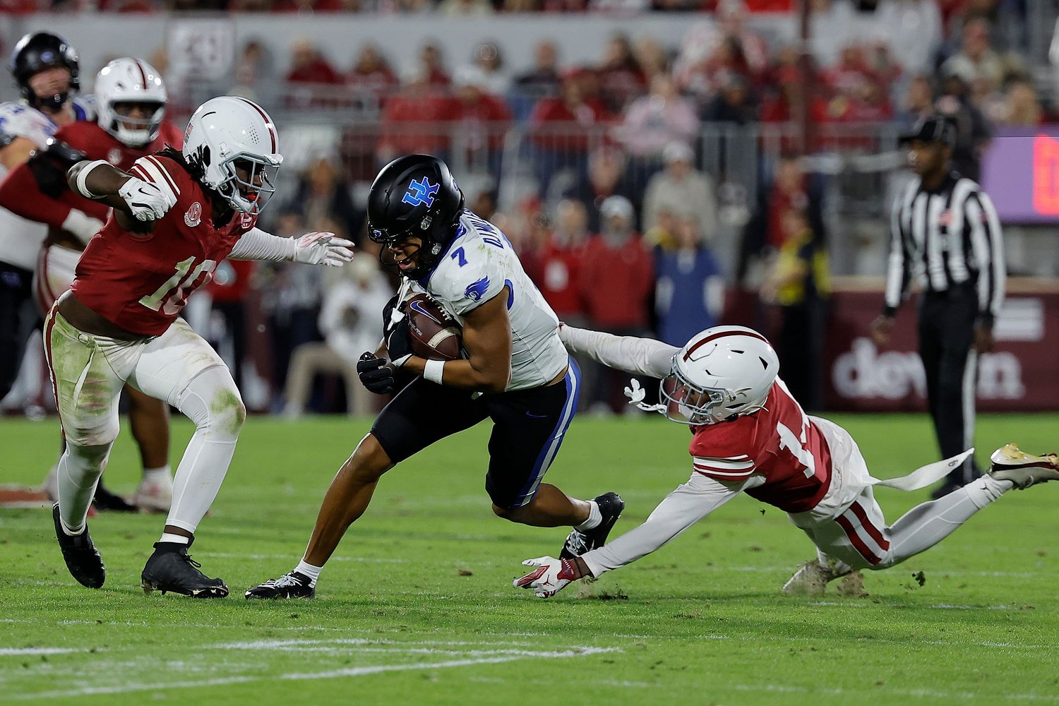No. 15 Kentucky rallies to beat Oklahoma 21-13 and move into a tie for the SEC lead