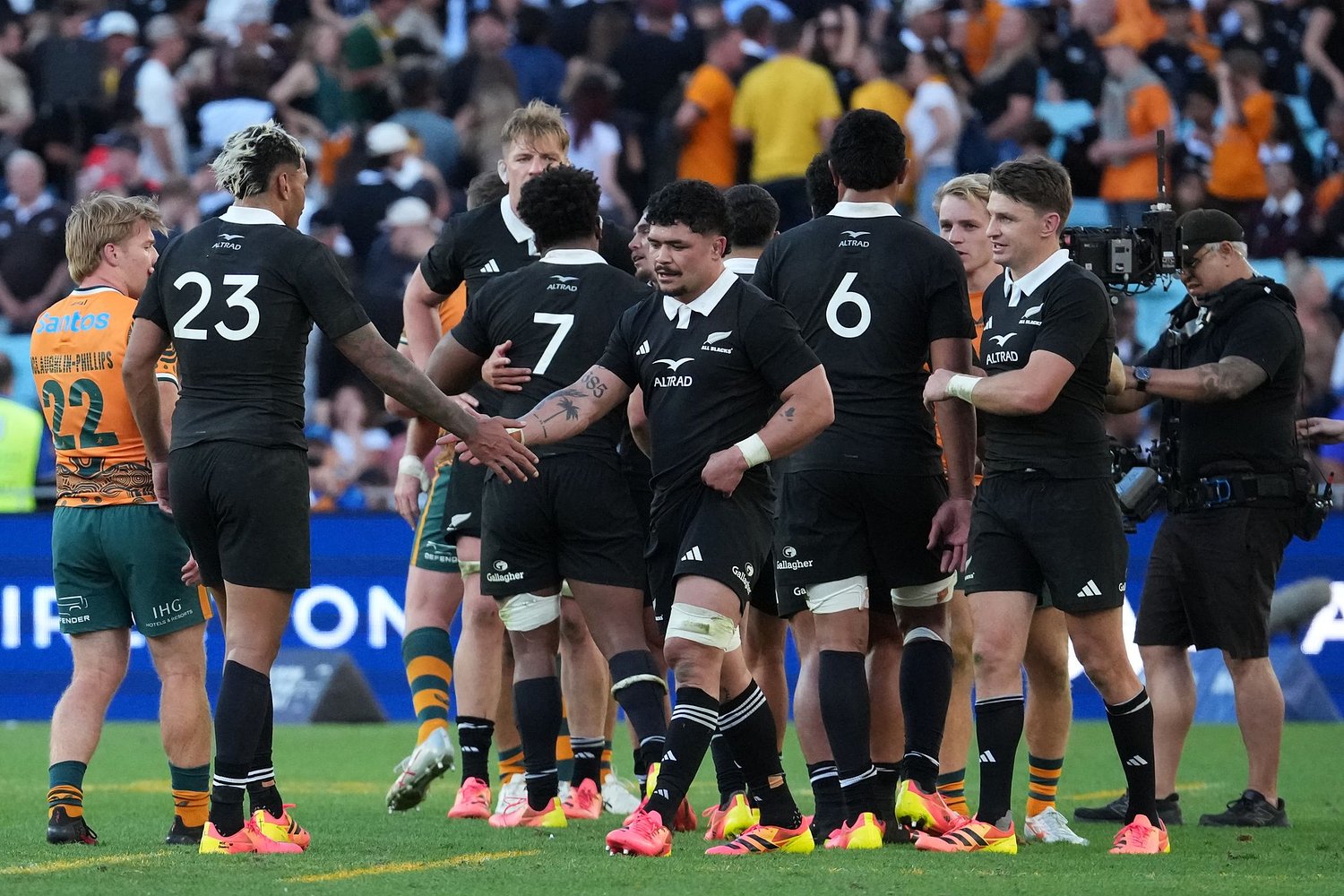 After a dominant 1st half, New Zealand beats Australia 43-21 in the 2nd Bledisloe rugby test