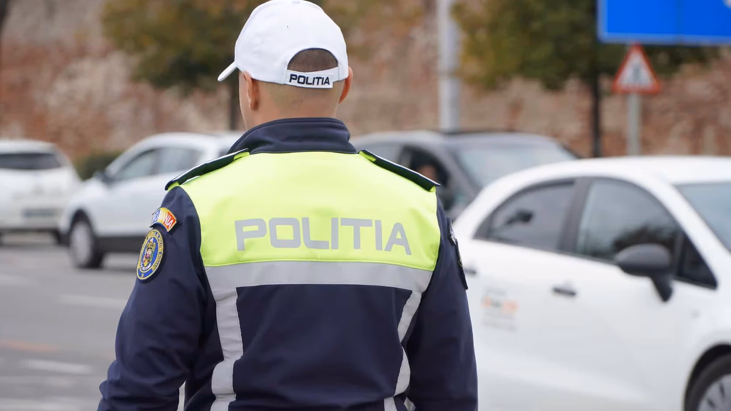 Polițist din Mediaș, dat afară: a fost filmat la pescuit în chiloți și cum dădea dedicații la lăutari