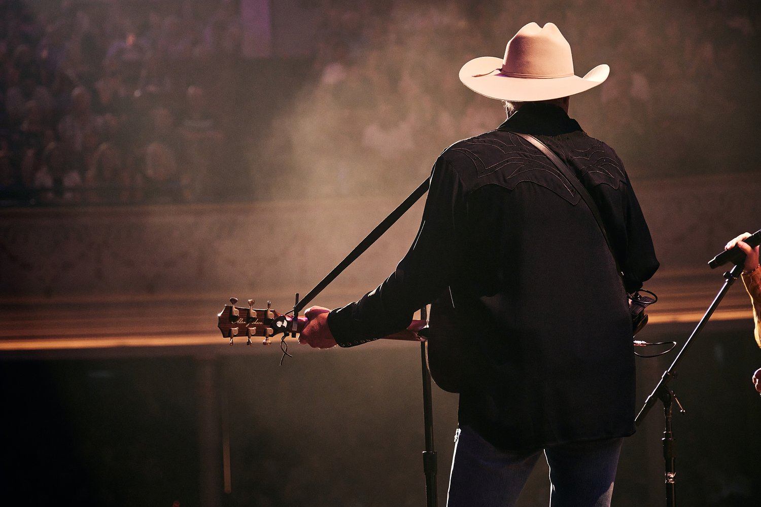 A country music legend took his $150 million fortune and retired. Here’s why