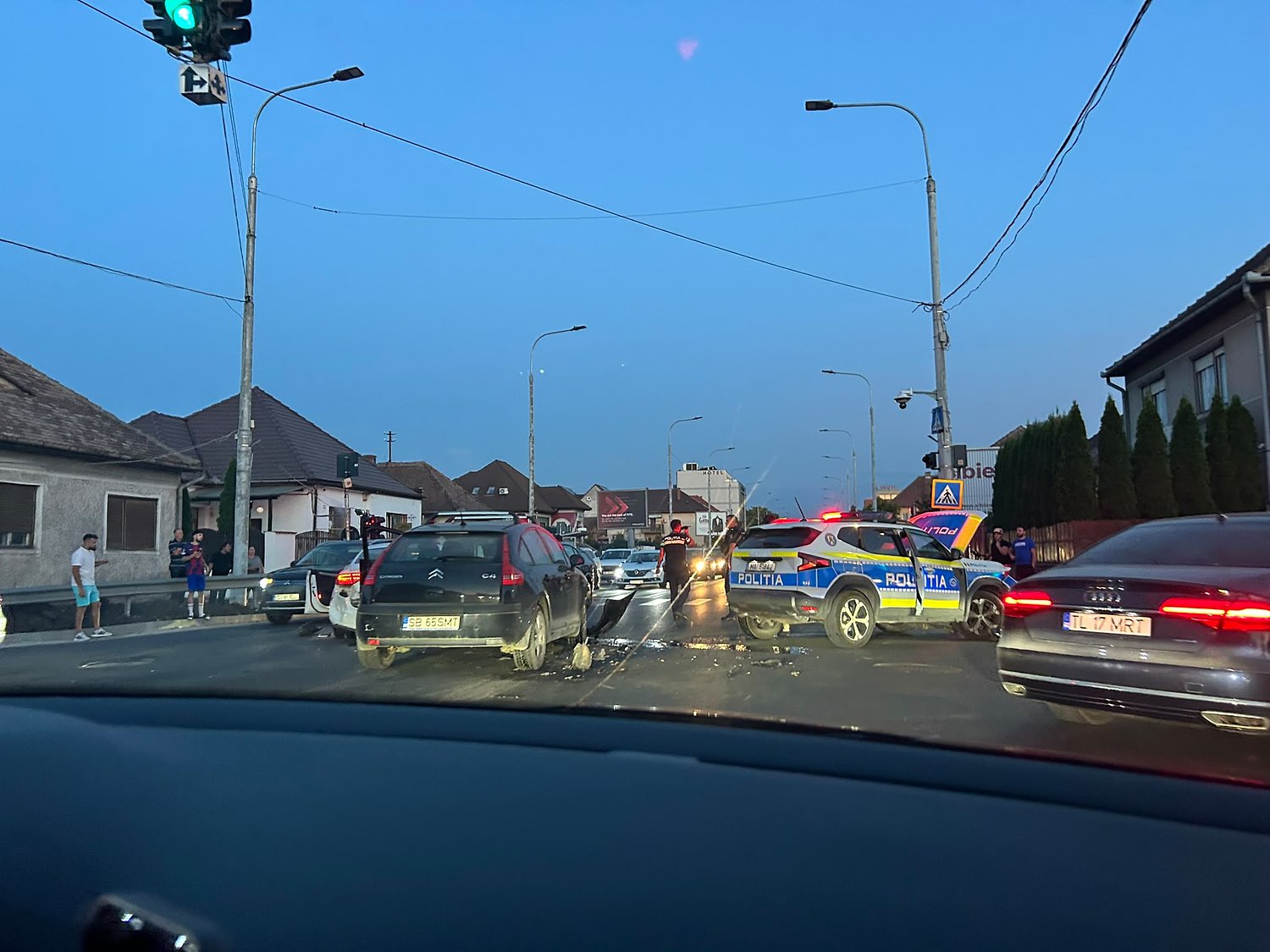 Mașină de poliție implicată într-un accident pe Milea: s-a întâmplat într-o intersecție  / foto video UPDATE