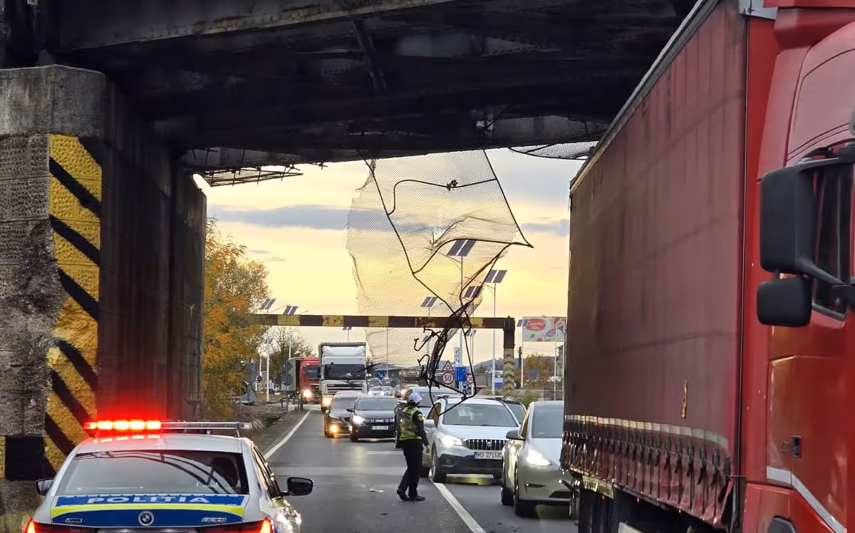 Plase de siguranță desprinse de pe un pod de cale ferată la Veștem: traficul a fost blocat temporar pe DN7 / foto