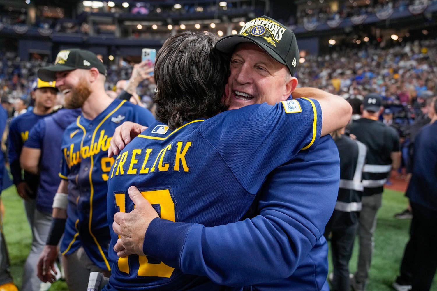 Syracuse native Pat Murphy manages Milwaukee Brewers to World Series championship