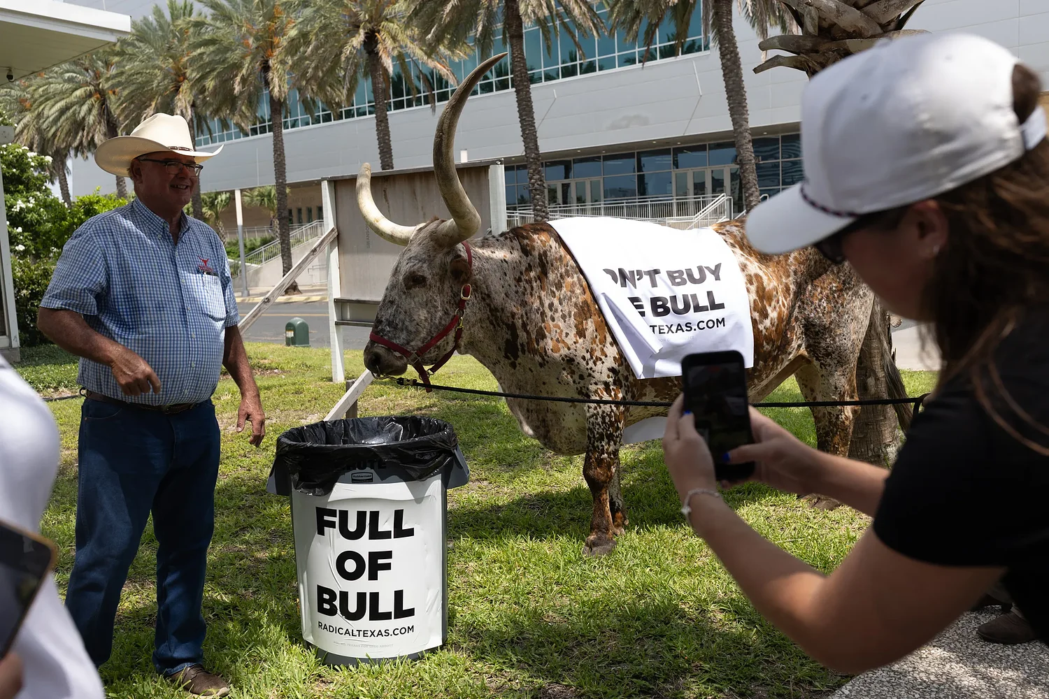 Abbott trolls Talarico with tacos and cattle at Texas Democratic Convention, ignoring opponent Hinojosa