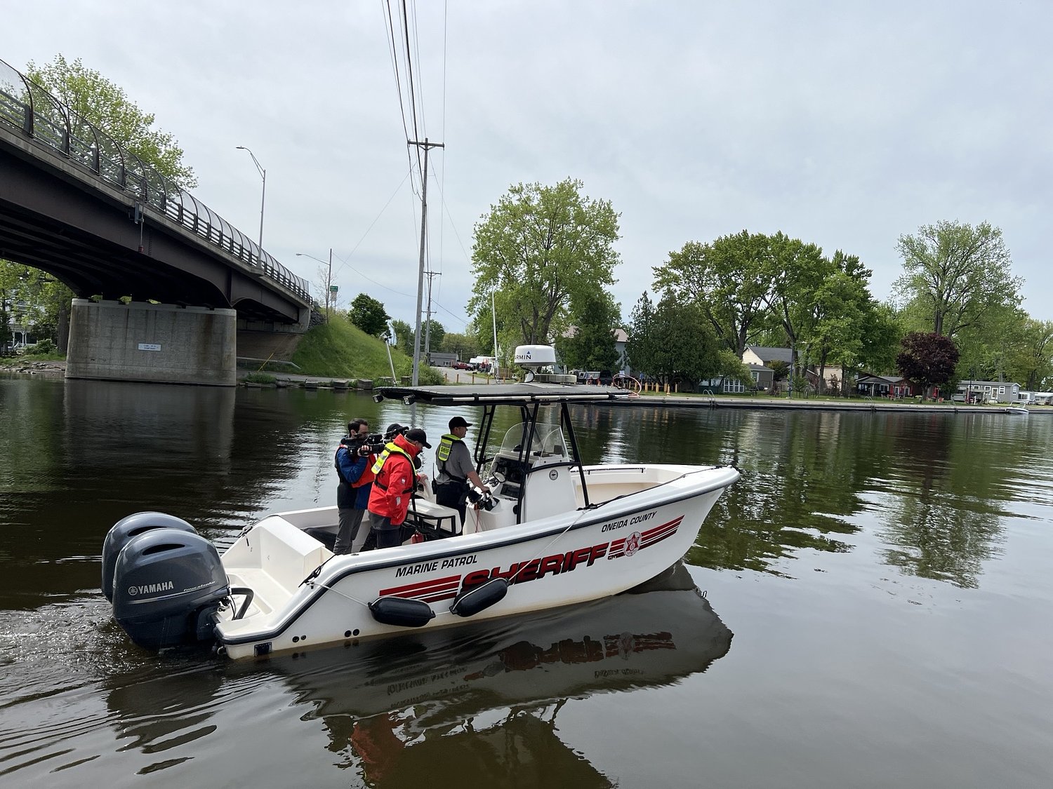Pontoon boat carrying 8 people capsizes on Oneida Lake, deputies say