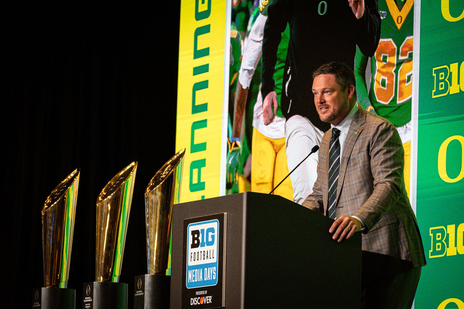 Oregon is No. 2 in the preseason AP poll. Here’s what makes these Ducks different.
