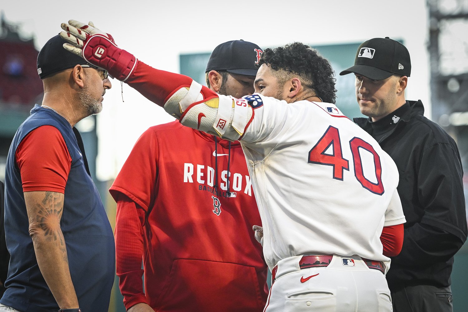 Red Sox’ Willson Contreras ejected after tapping helmet following strikeout
