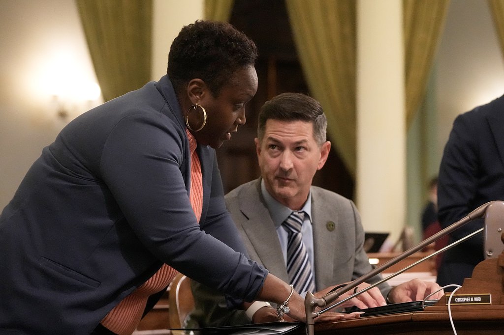 New California law bans officers from using gloves that deliver electric shocks