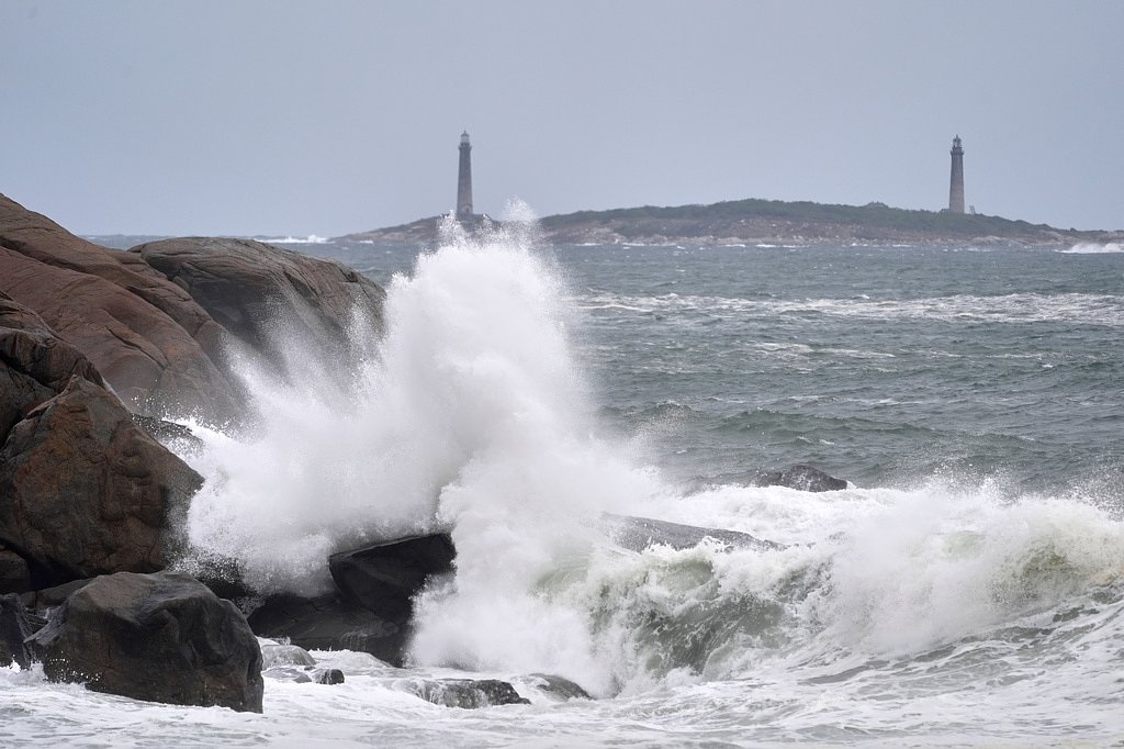 Roads flood in New Jersey, inundate some homes, as major signs of nor'easter take shape