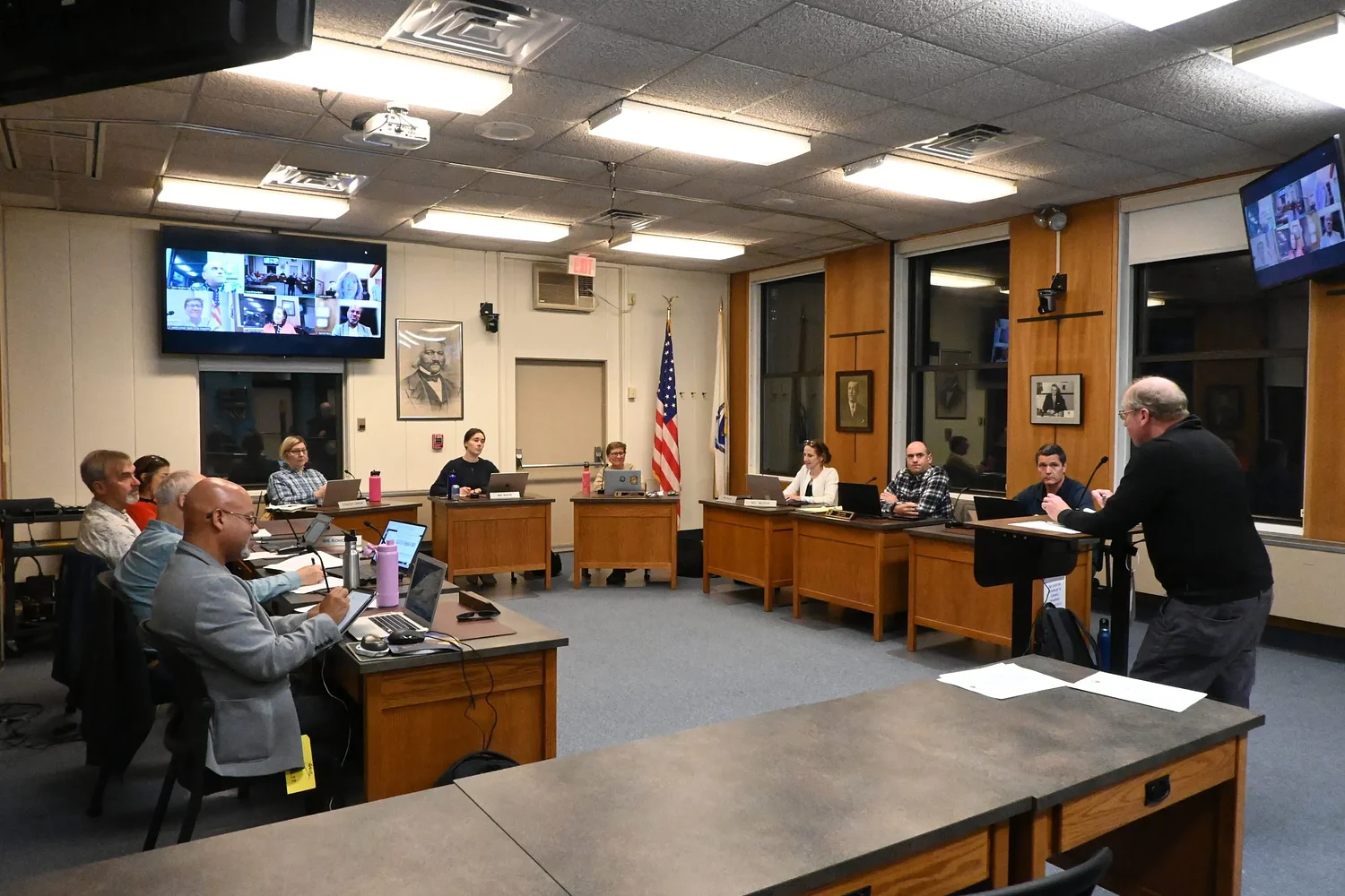 Northampton sign ordinance rewrite advances to City Council, with business signs and LED shut-off times unsettled