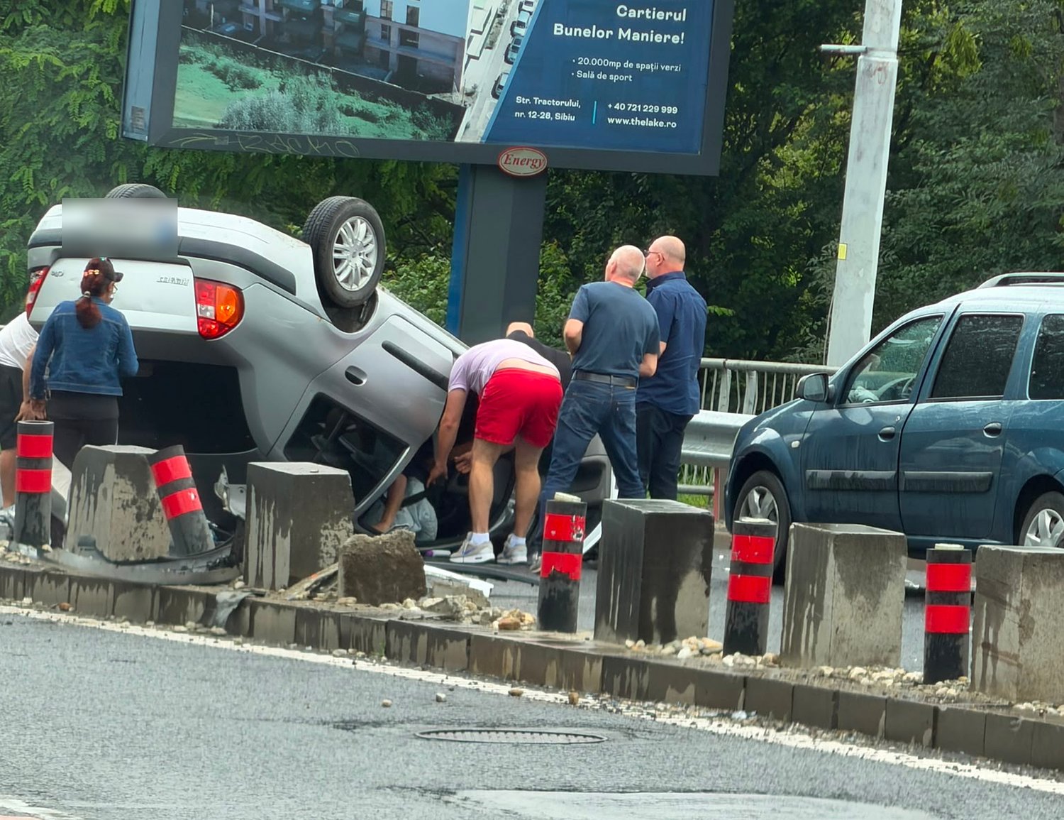 Accident în curbă pe Șoseaua Alba Iulia: o mașină s-a dat peste cap / video foto