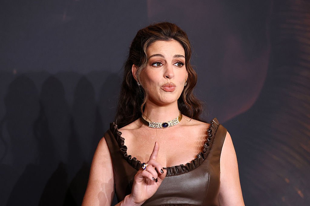 THE TRASH REPORT: Anne Hathaway Frightens Randy Quaid, and JD Vance and Virginian Bats Frighten Us All. By Elinor Jones.