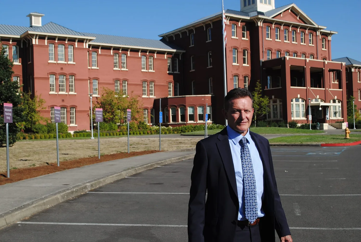‘Radio silence’: Oregon State Hospital’s deputy superintendent has been on paid leave for 3 years