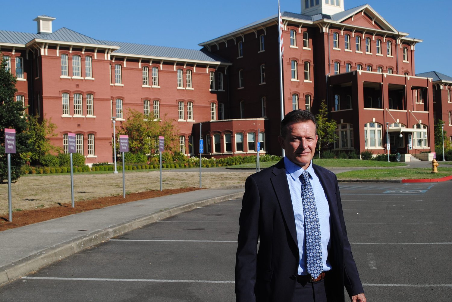 ‘Radio silence’: Oregon State Hospital’s deputy superintendent has been on paid leave for 3 years