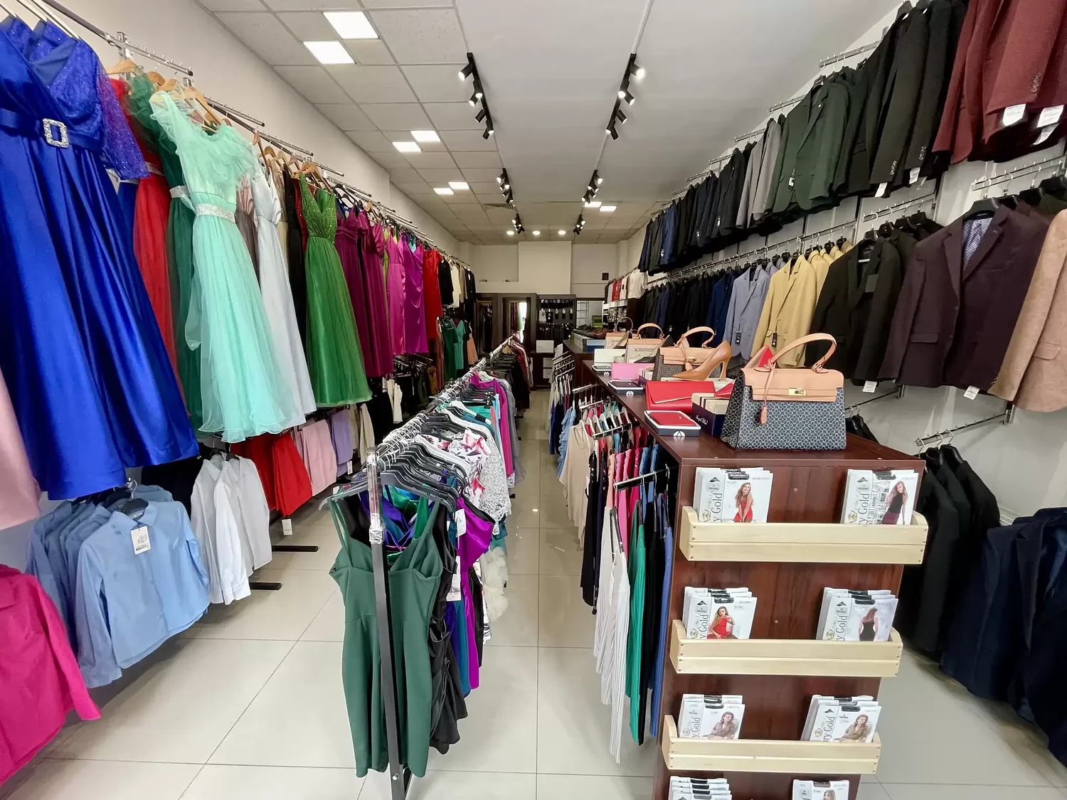 Intră în vigoare o nouă regulă europeană. Ce sunt obligate să facă magazinele cu hainele nevândute