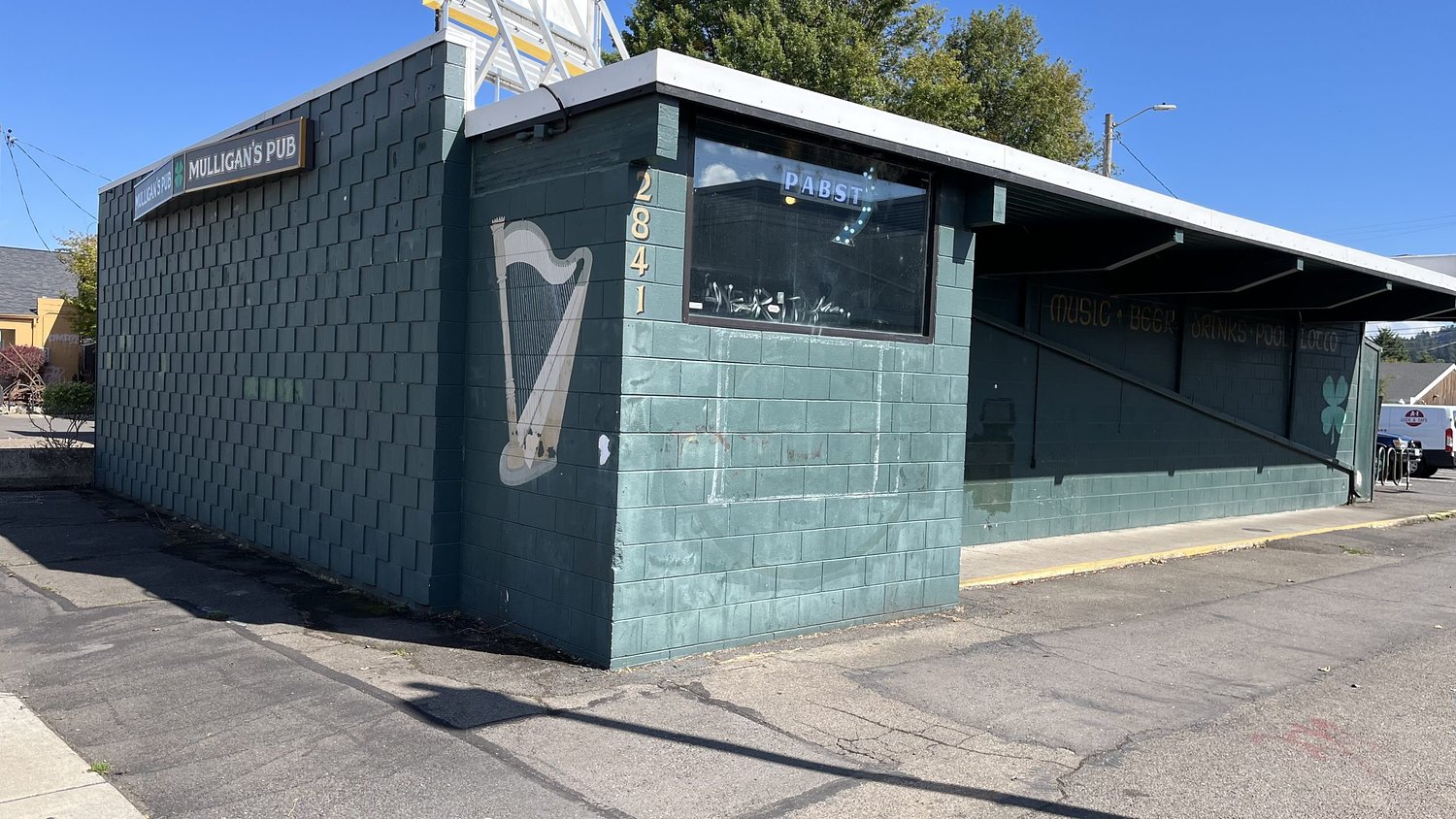 Worker at Eugene pub reports being robbed at gunpoint by masked men