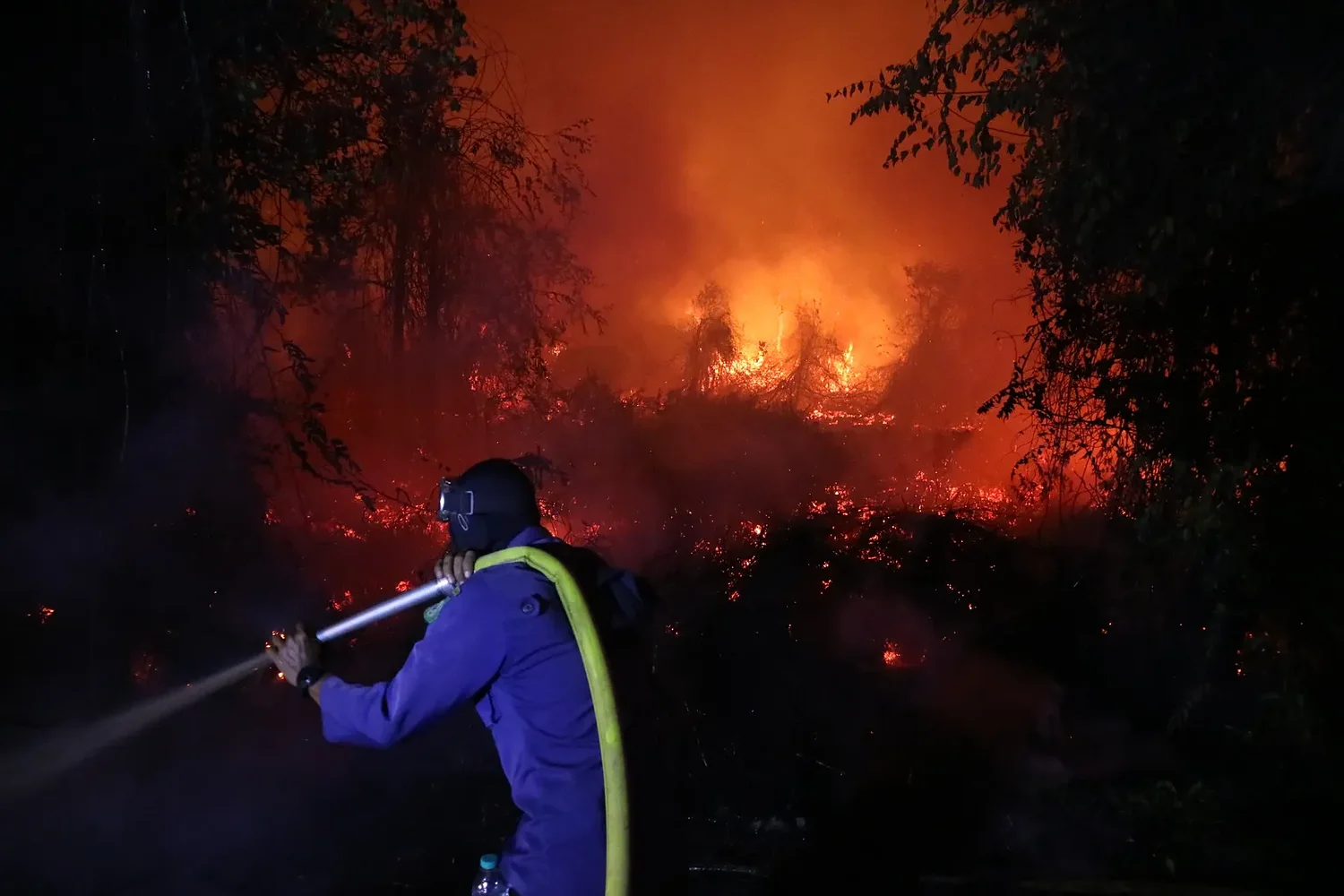 Indonesia intensifies aerial firefighting as wildfire haze spreads to Malaysia