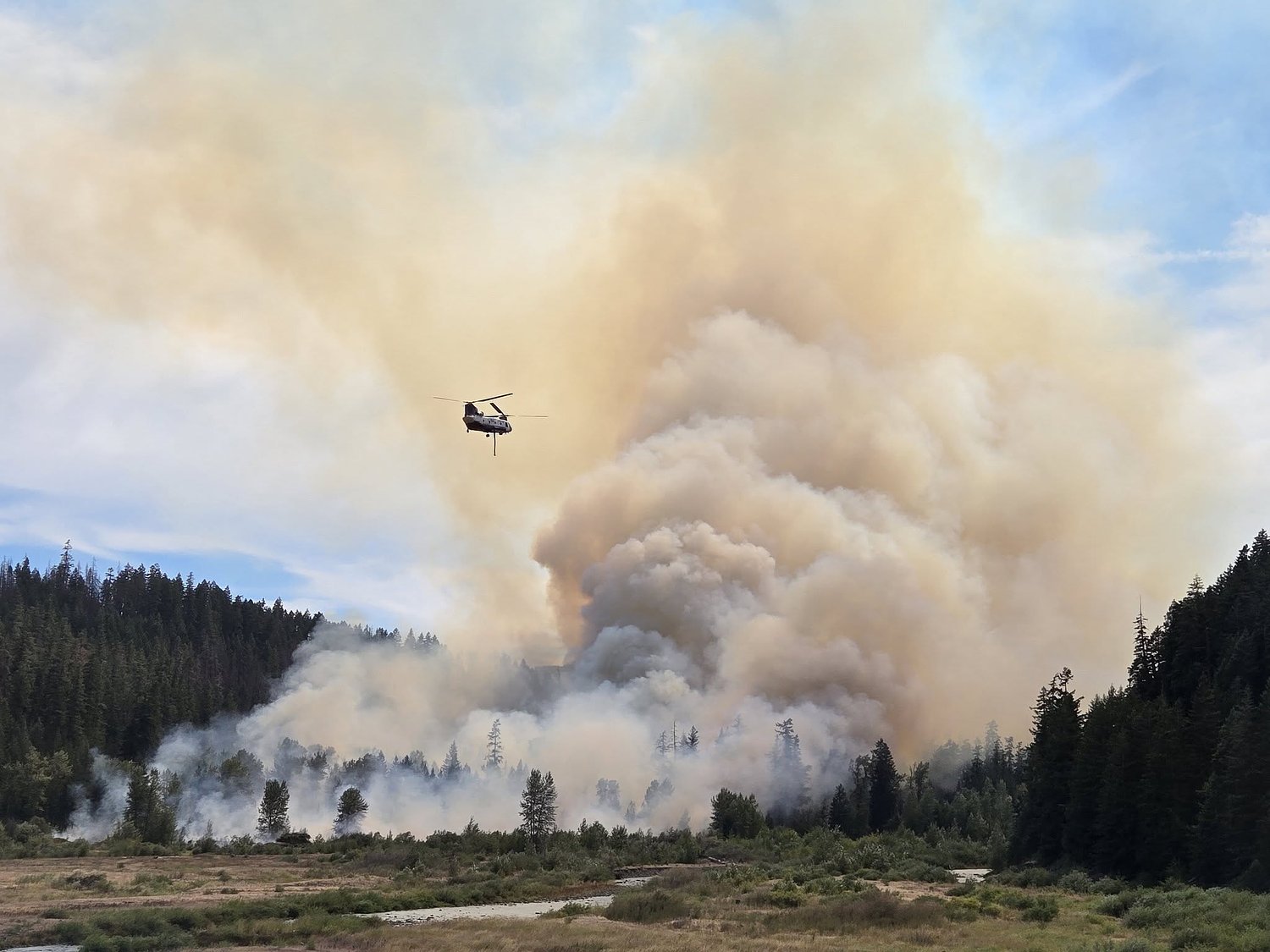 Thick smoke billows from 10-acre fire south of Oakridge