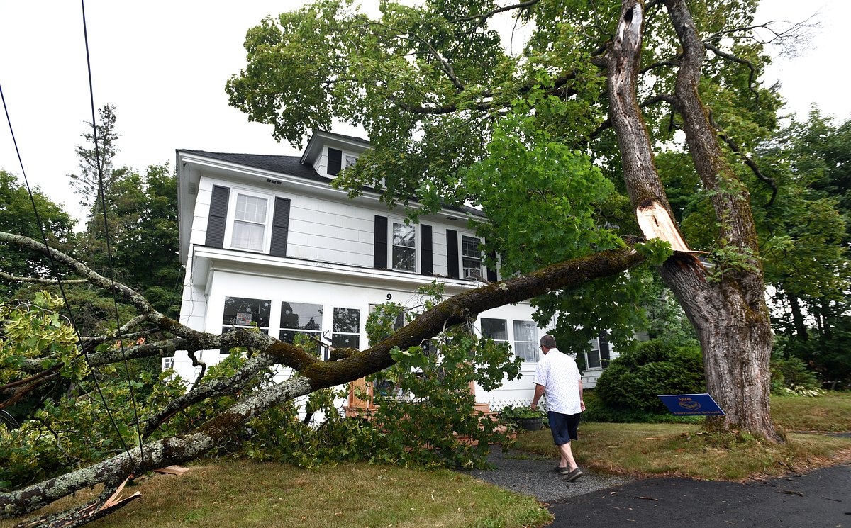 Thousands without power after storm descends on Maine
