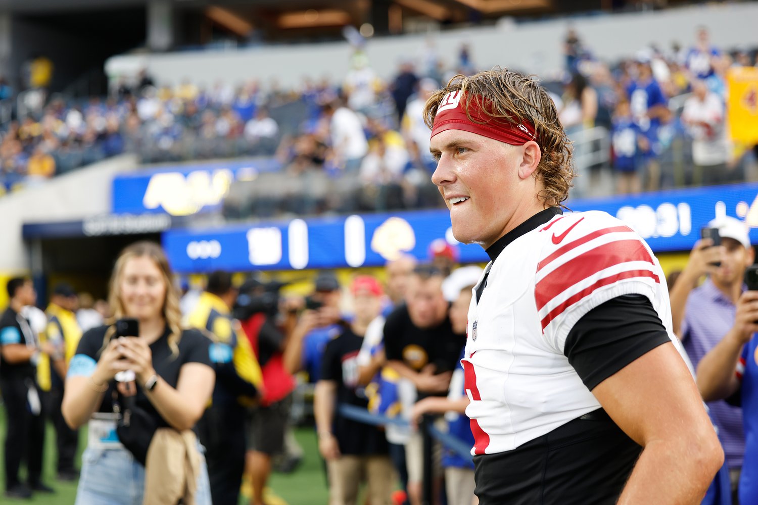 Giants’ Jaxson Dart exits with scary looking knee injury at Rams (UPDATE)