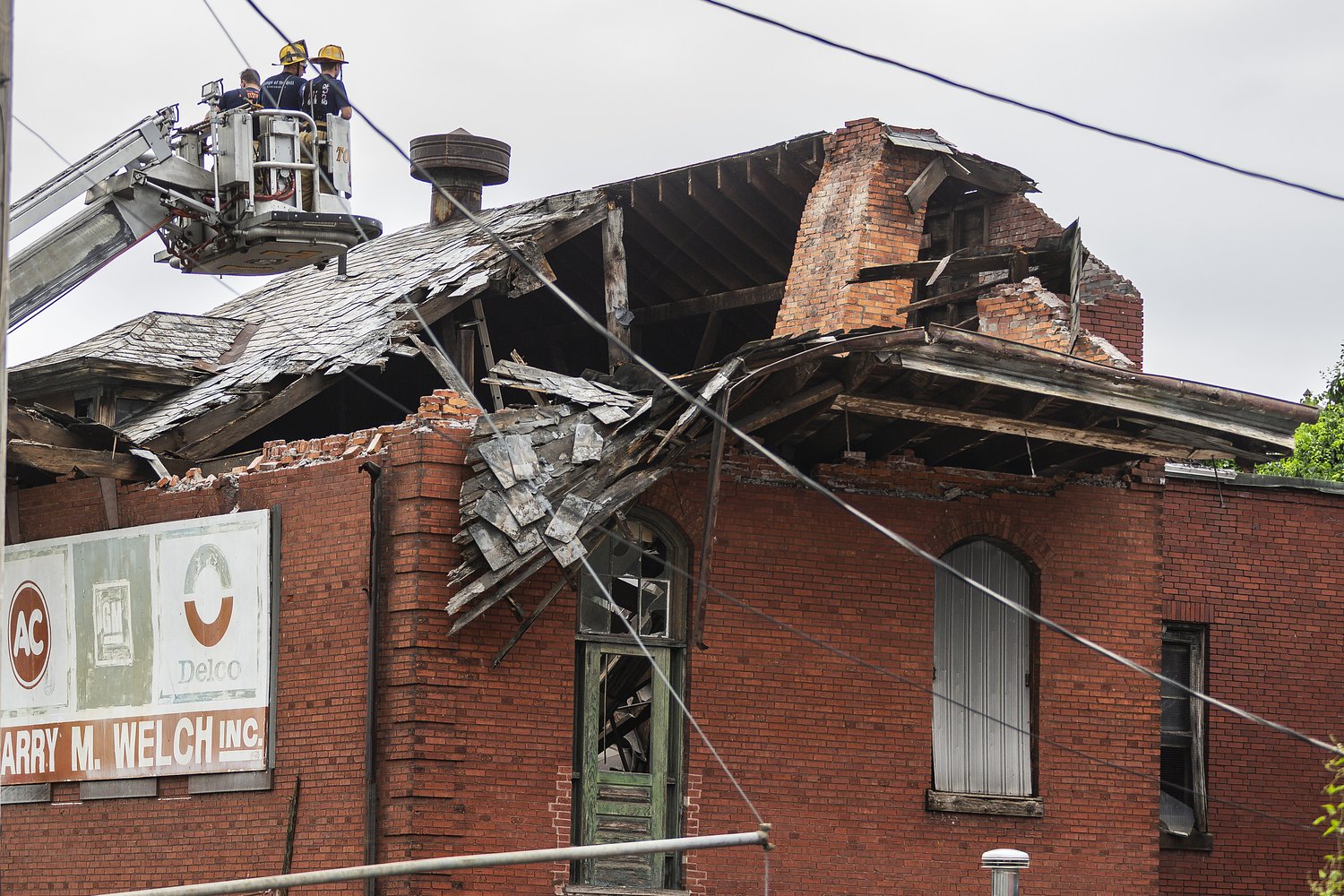 Harrisburg emergency crews respond to commercial building roof collapse
