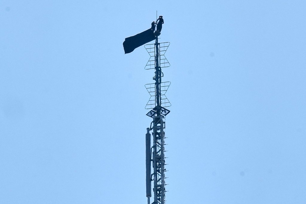 2 people arrested after hanging banner about 'the power of love' on Empire State Building antenna