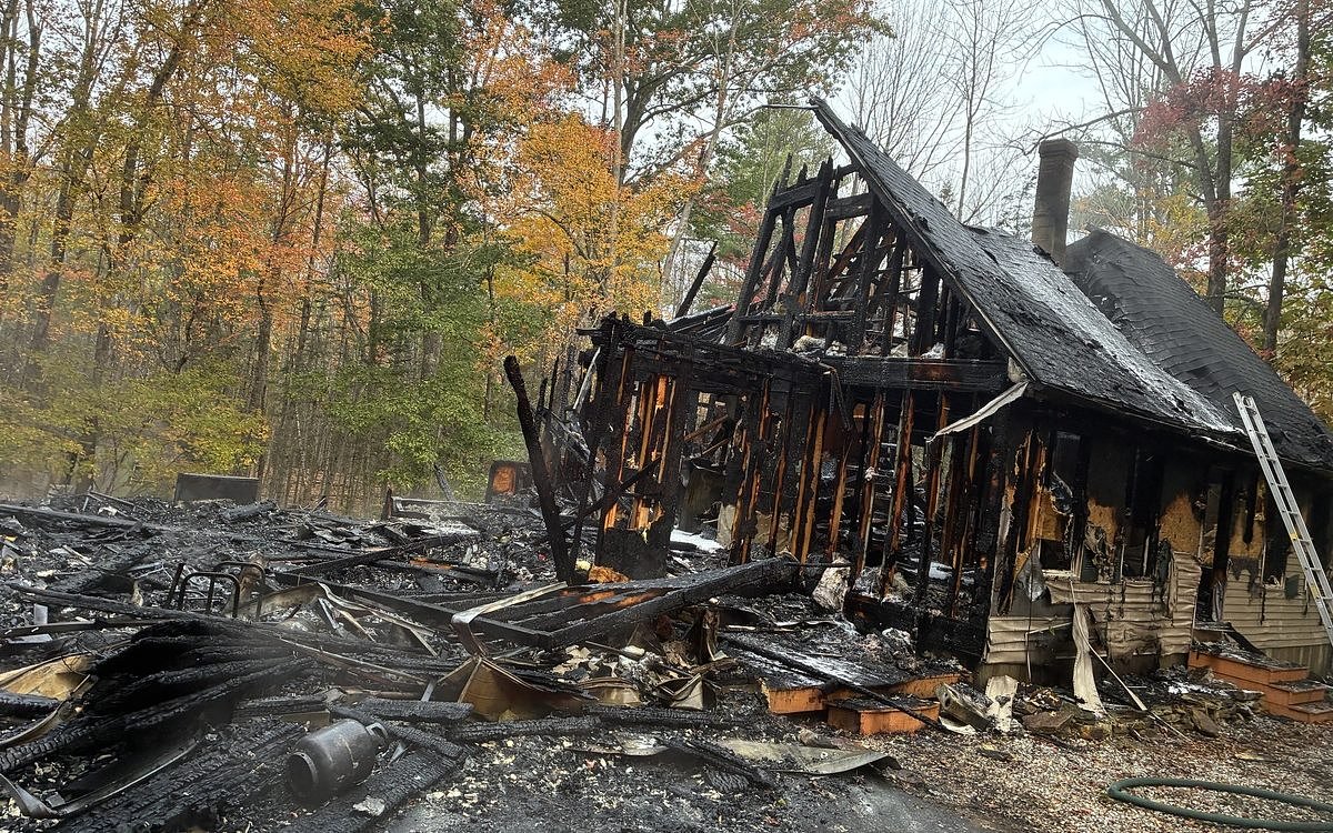 2 cats believed dead after Maine house fire