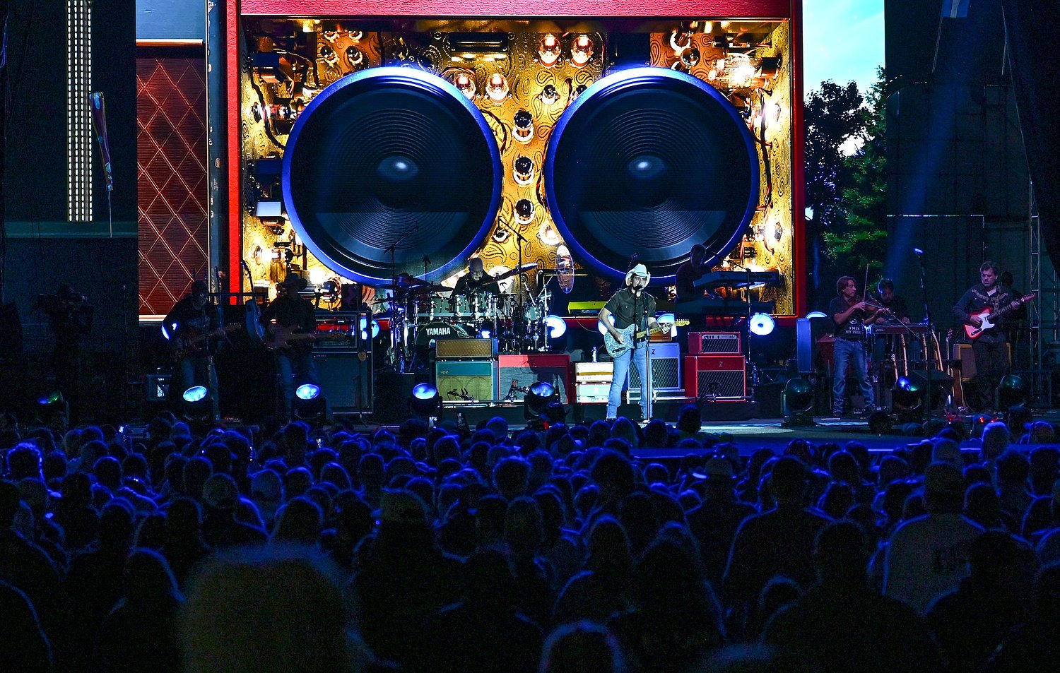 Brad Paisley strums his way into fans’ hearts at Big E Arena