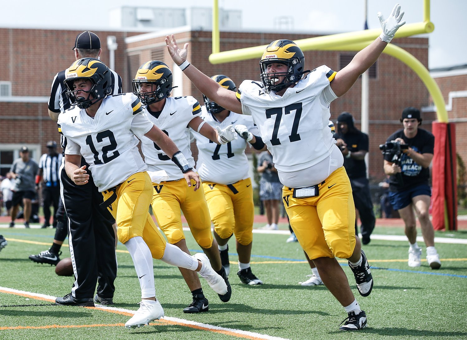 Backup QB’s 2-point conversion in OT stuns state champ in season’s 1st football game
