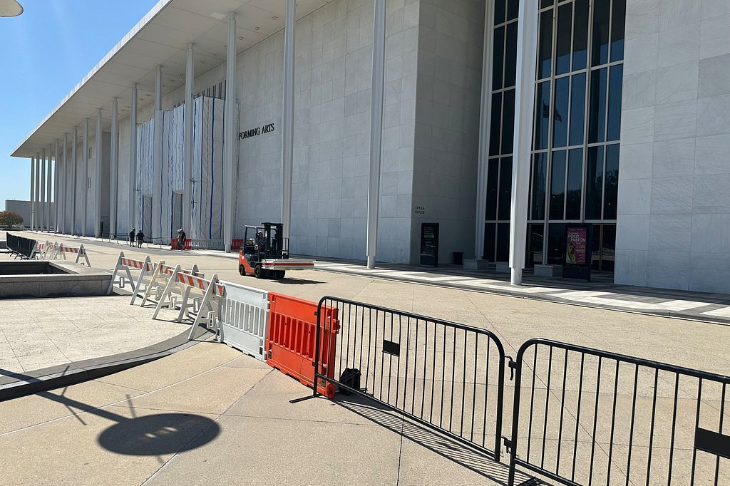 Fencing goes up around the main Kennedy Center building after Trump-aligned board votes to close it