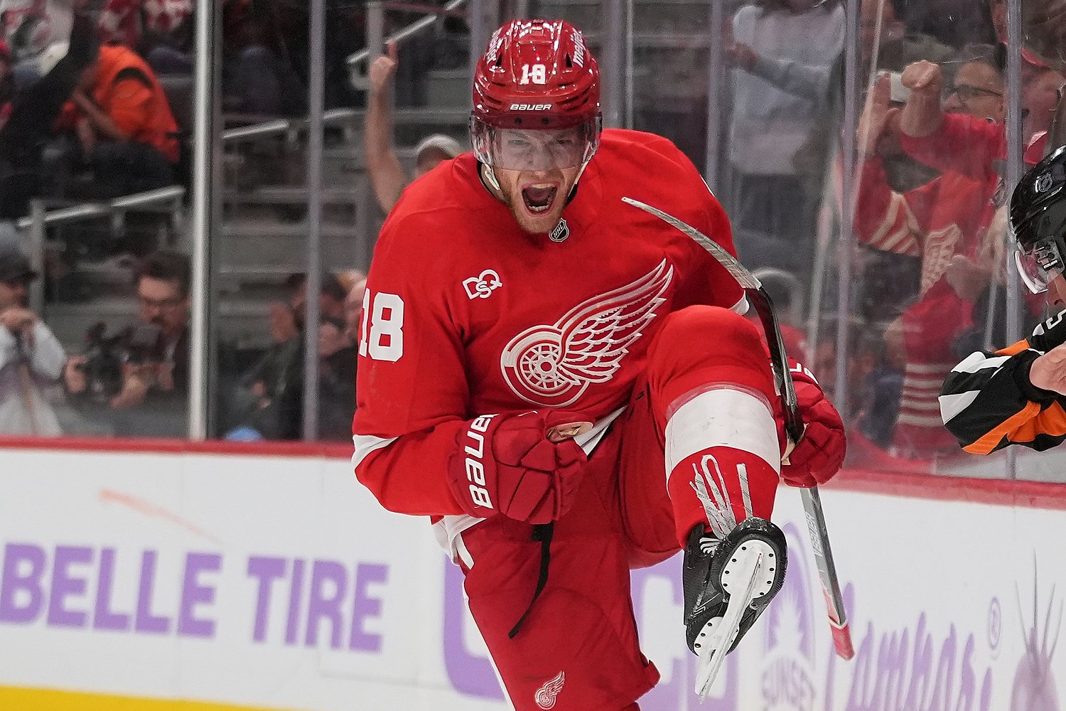 Andrew Copp’s late goal lifts Red Wings past winless Flyers