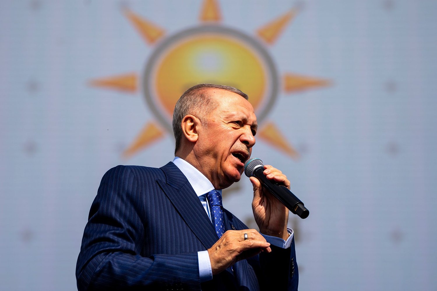 Mayor of Turkish opposition stronghold defects to Erdogan's party