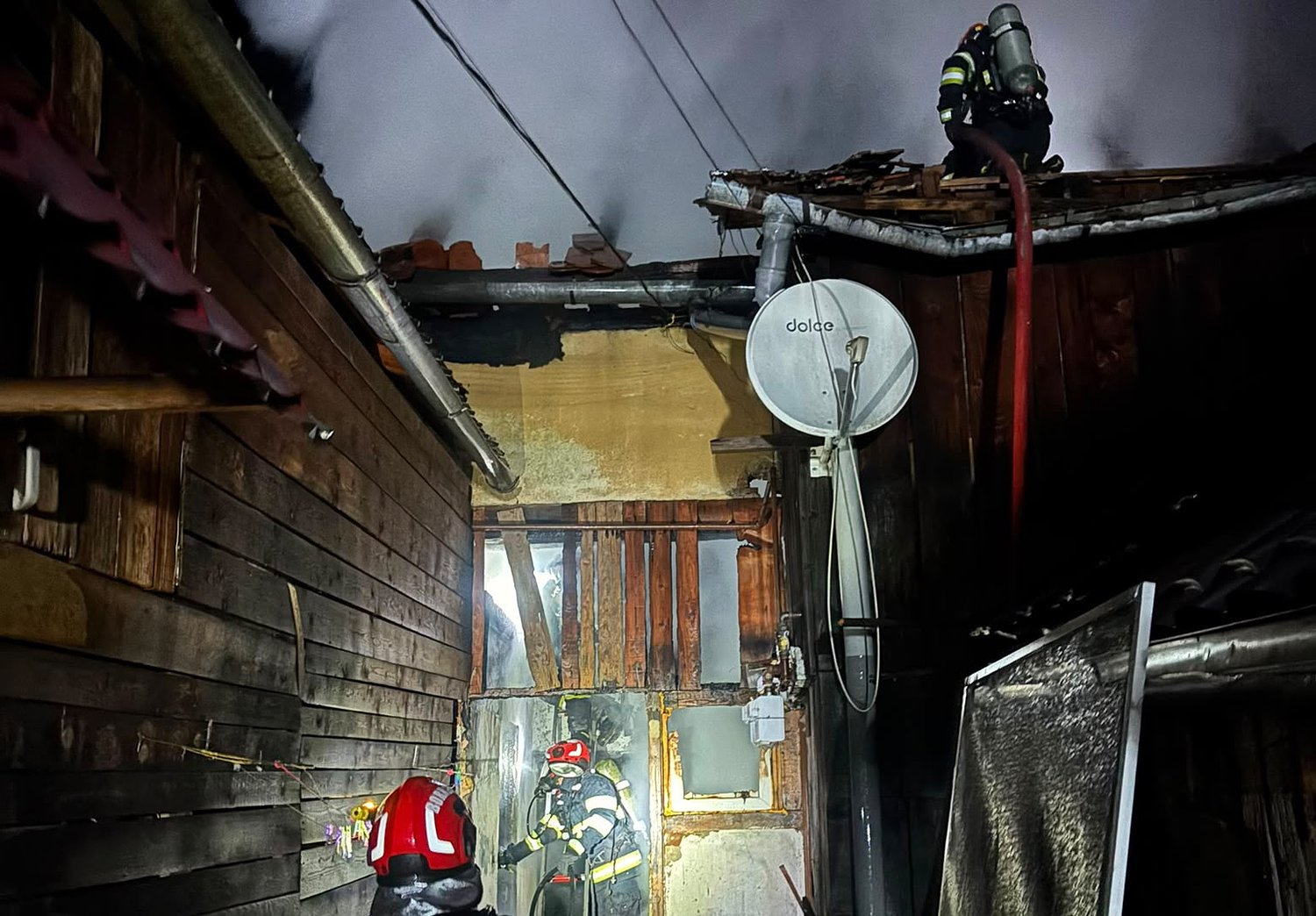 Incendiu devastator la Cisnădie: totul a pornit de la un scurtcircuit electric / foto