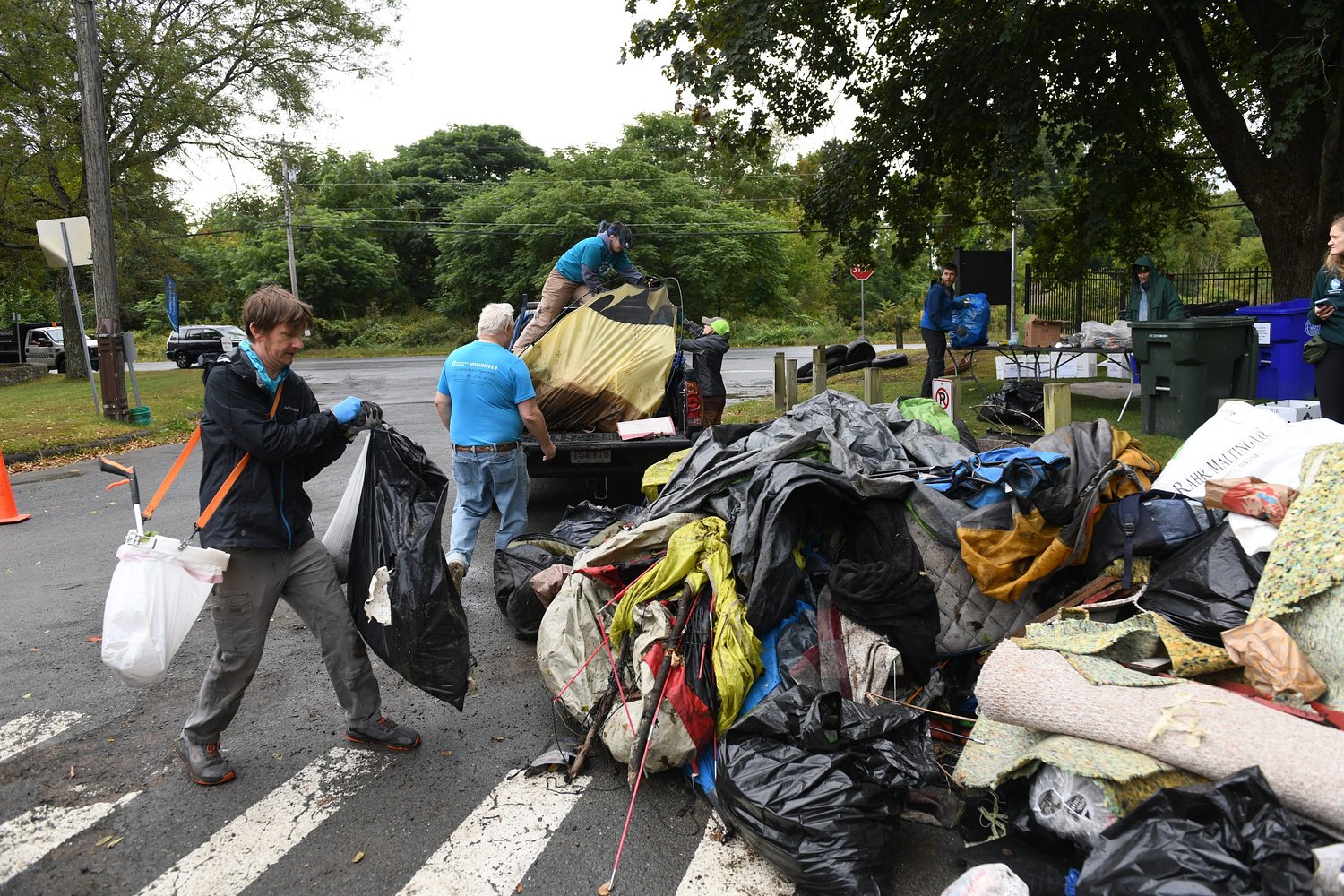 Green River Cleanup volunteers band together to beautify environment