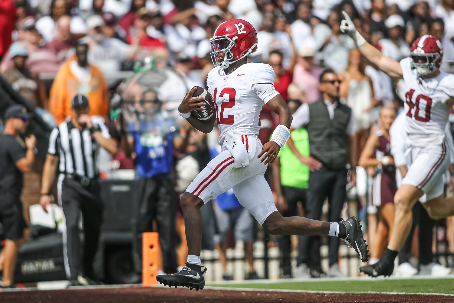 Crimson Tide makes short work of previously unbeaten Bulldogs and a hobbled Kamario Taylor