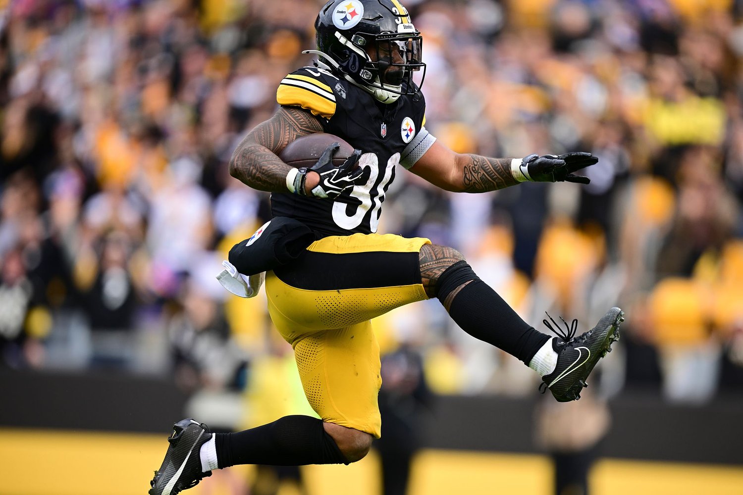 Jaylen Warren's brilliance leads the Steelers past the Colts 34-22