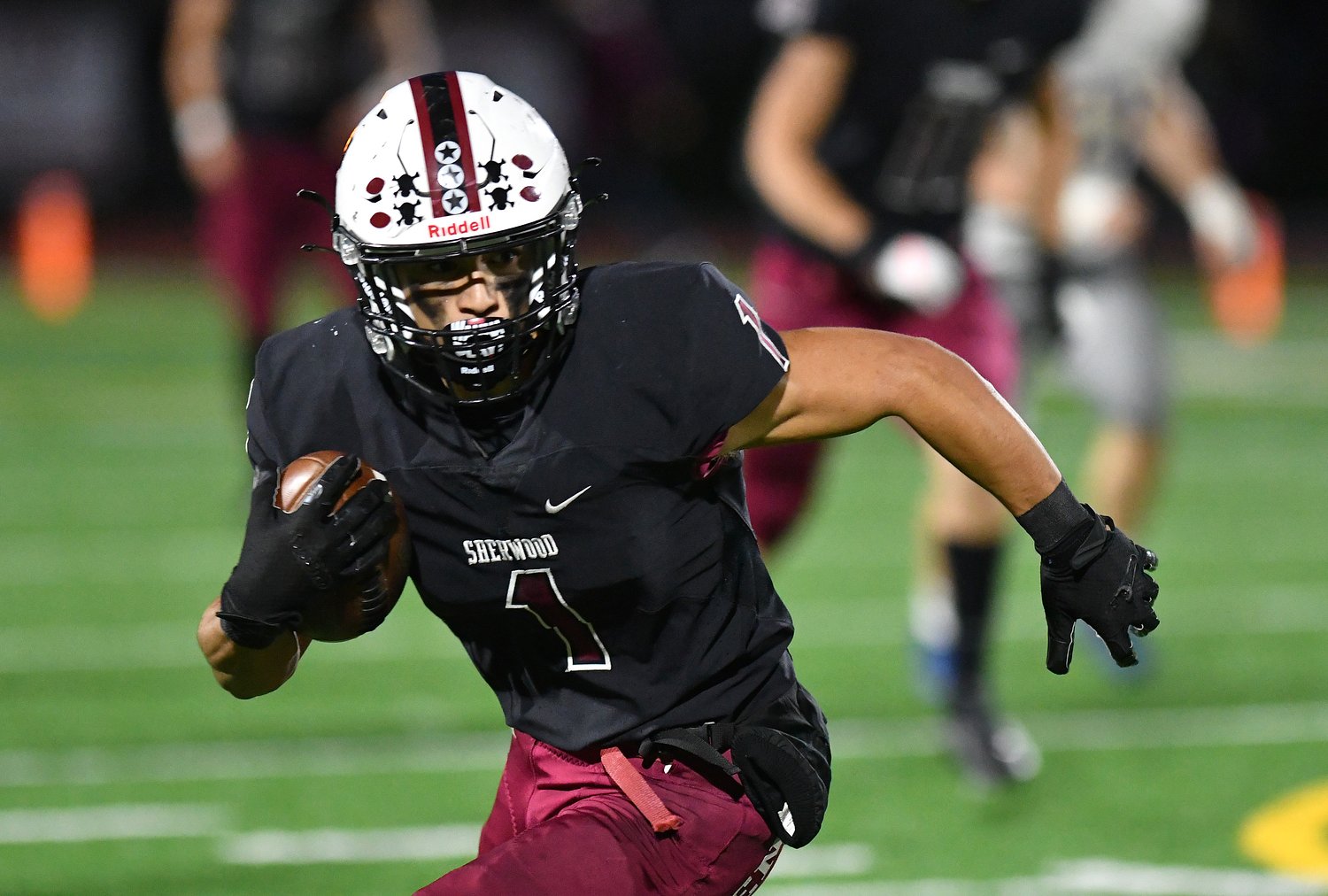 Oregon high school football notes: Star receiver makes run at school record