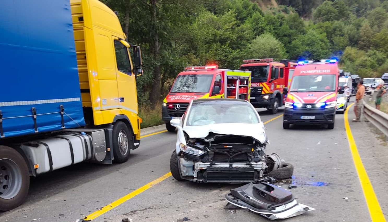 UPDATE. Accident grav pe Valea Oltului, lângă Boița: impact între o mașină și un TIR / foto