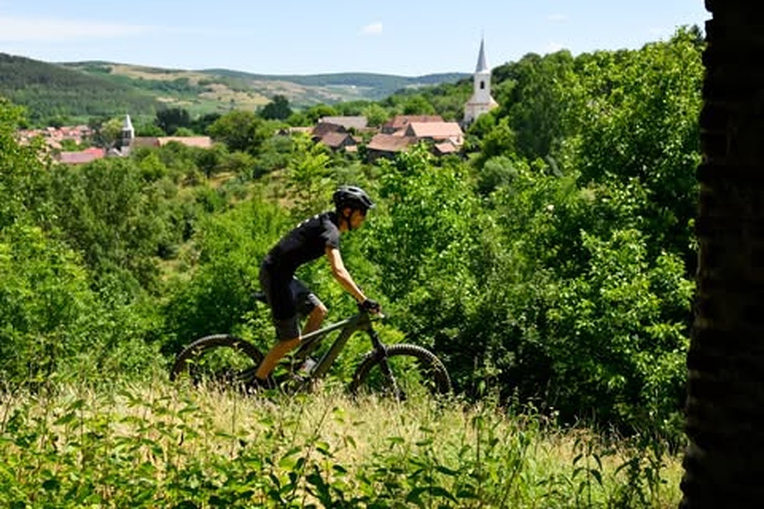 Sute de bicicliști iau sâmbătă startul la Gușterița MTB: șase curse și Pasta Party pe Dealul Monumentului