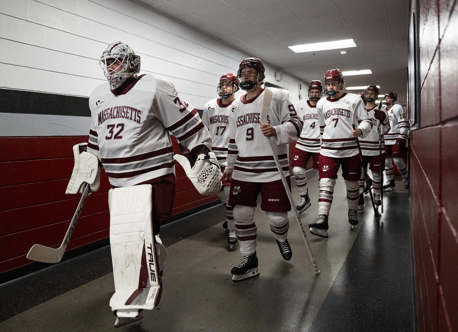 Seniors will UMass hockey to split against Harvard