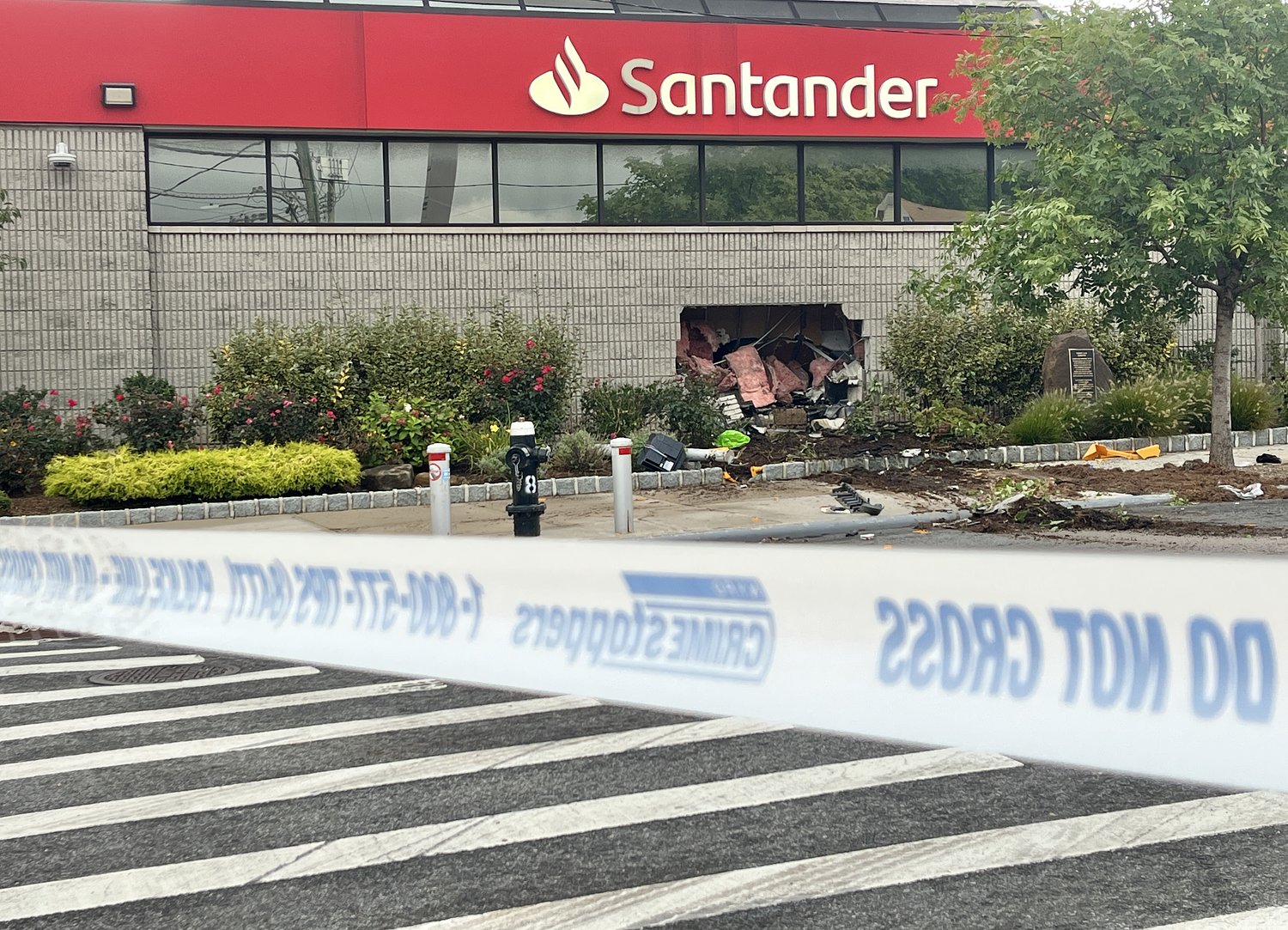 NYPD: 4 teens charged after stolen vehicle crashes into Staten Island bank