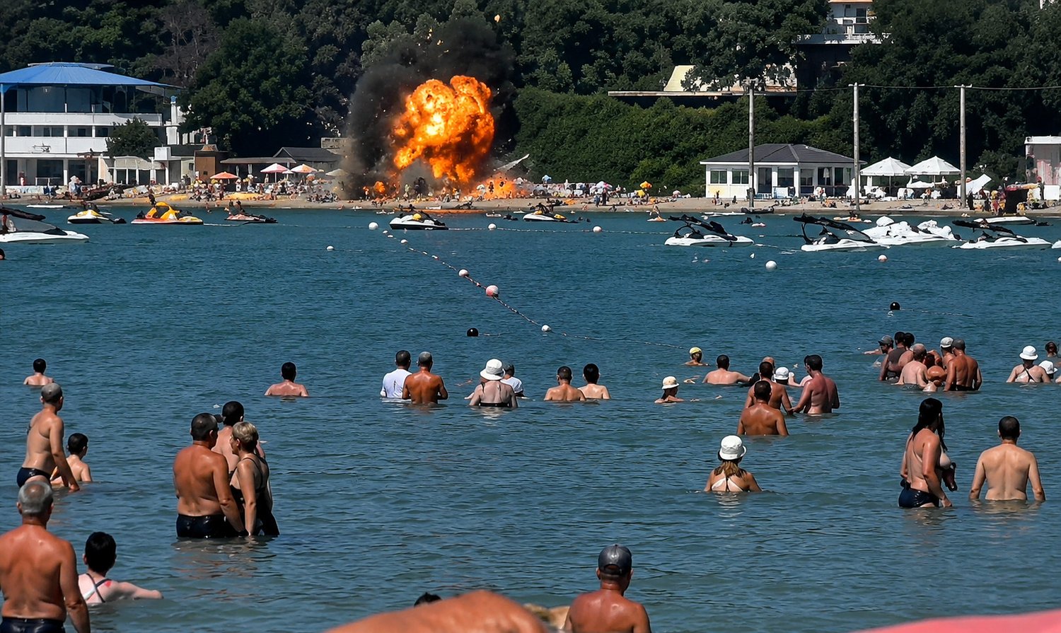 Momente de panică pe o plajă de la Marea Neagră: 3 morți după ce o dronă a căzut printre turiști / video
