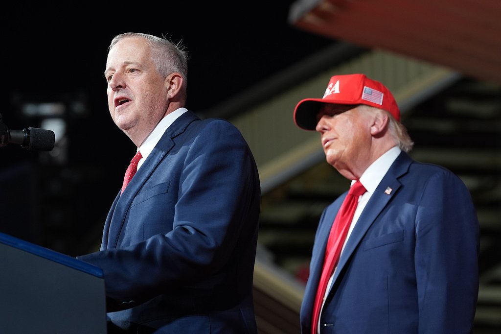 Trump pushes his $5,000 'dividend' pledge if GOP wins midterms. Republican candidates, not as much