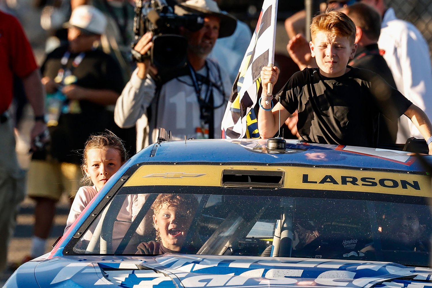 Kyle Larson extends Chase points lead with first NASCAR win at Talladega after last-lap scramble