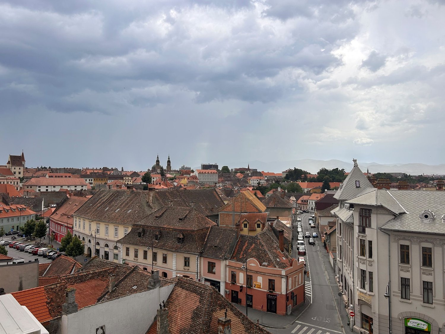 Cod galben de instabilitate atmosferică în Sibiu: ploi abundente și vânt puternic