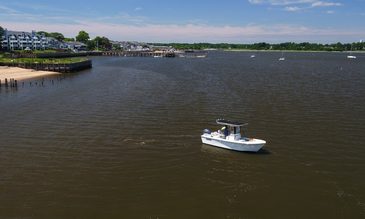 Man rescued from bay after Good Samaritan lends boat to firefighters, cops